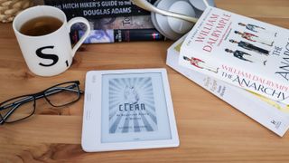 Kobo Libra 2 witte uitvoering op een tafel met boeken