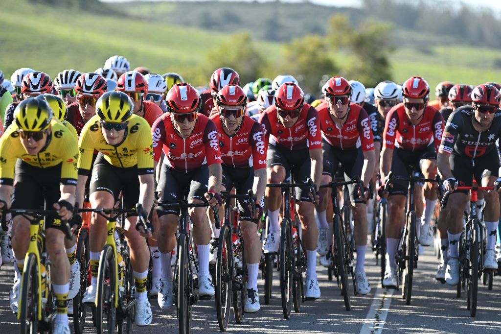 The peloton during stage 1 at Volta ao Algarve em Bicicleta 2025