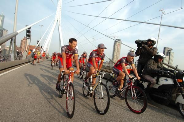 Lance Armstrong and RadioShack put on a relaxed front