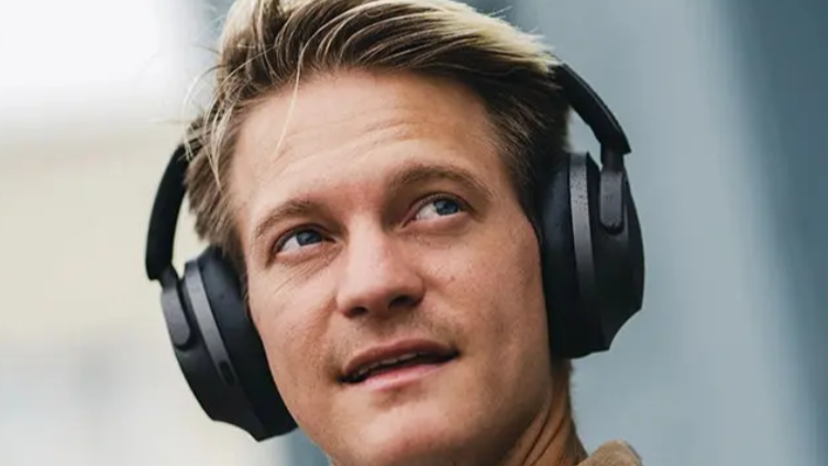 1More Sonoflow headphones