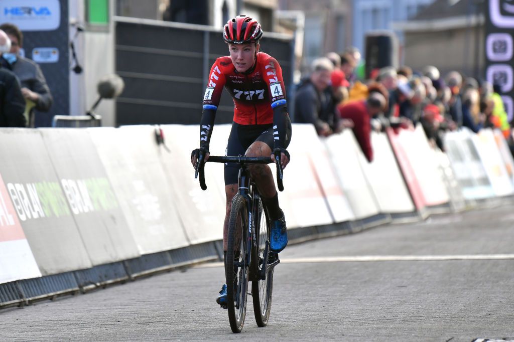 NIEL BELGIUM NOVEMBER 11 Annemarie Worst of The Netherlands and Team 777 crosses the finishing line on second place during the 10th Superprestige Niel Jaarmarktcross 2021 Womens Elite SPNiel Superprestige2022 on November 11 2021 in Niel Belgium Photo by Luc ClaessenGetty Images