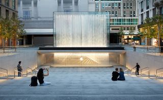 Apple Piazza opens in Milan