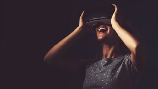 Joven feliz utilizando un casco de realidad virtual