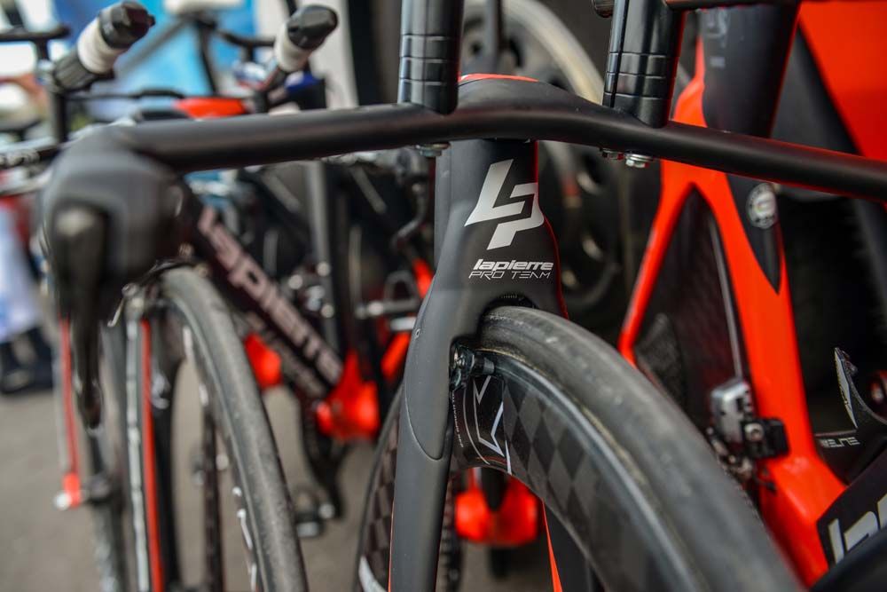 A view of the short but aero head tube