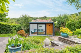 summer house ideas: modern building in plot