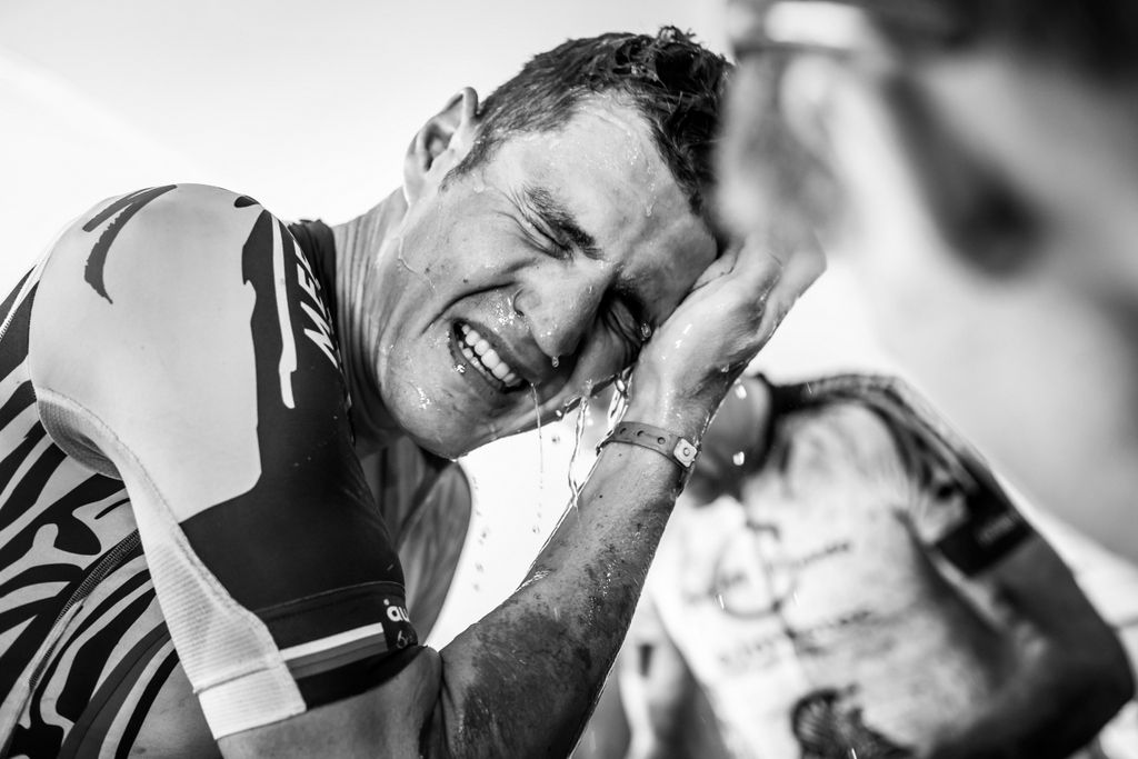 Jaroslav Kulhavy (Investec-Songo-Specialized) washes off