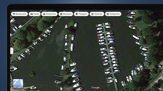 Een luchtafbeelding van boten in een haven