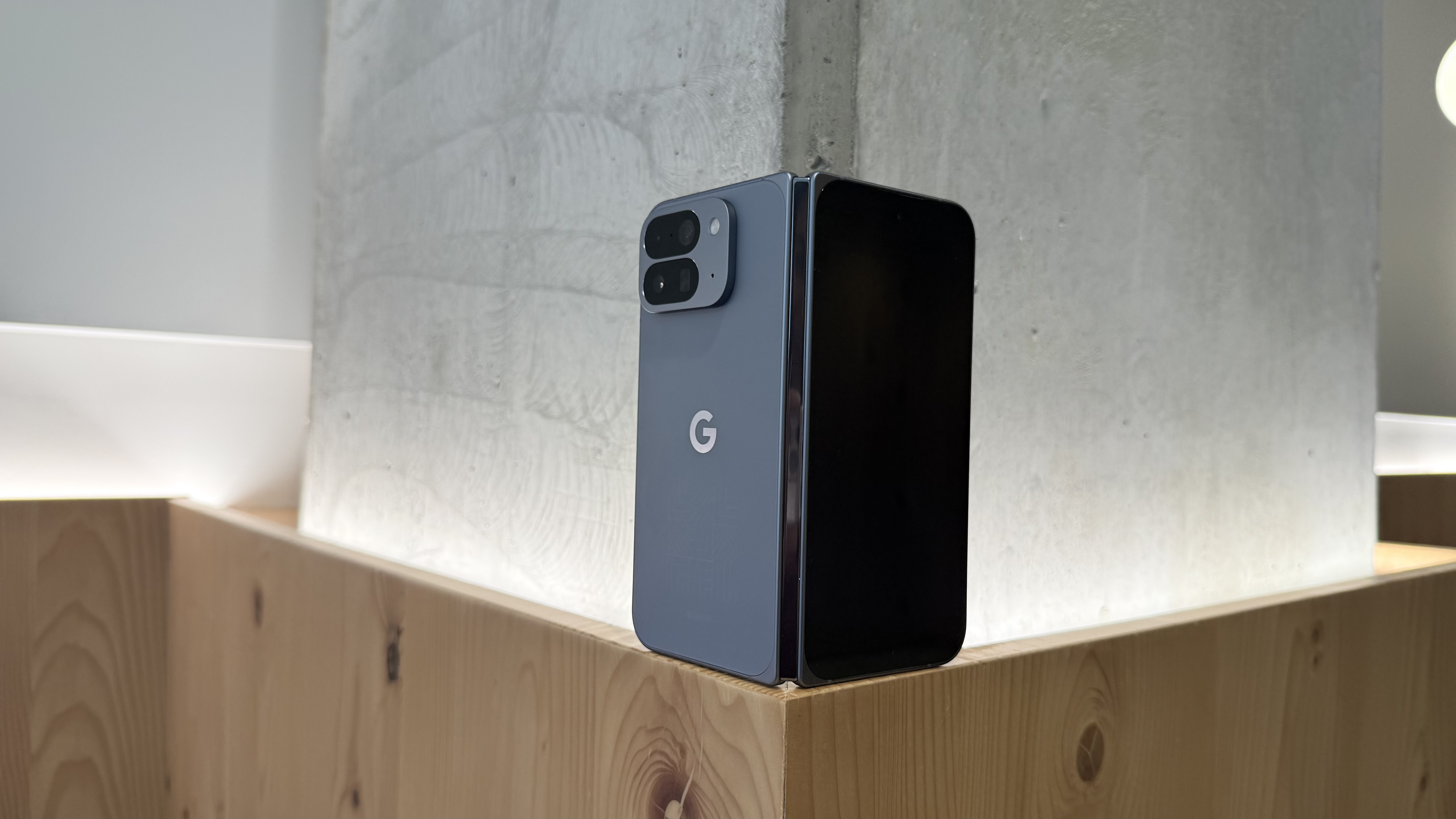 Pixel 10 Pro Fold in all its glory (Moonstone)