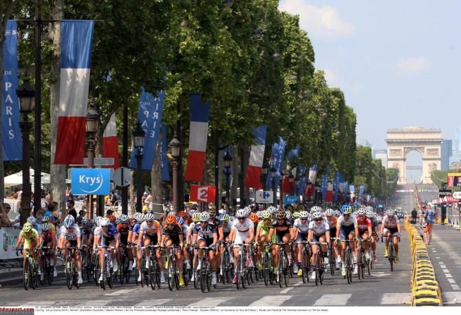 The women's peloton racing on the Champs-&Eacute;lys&eacute;es