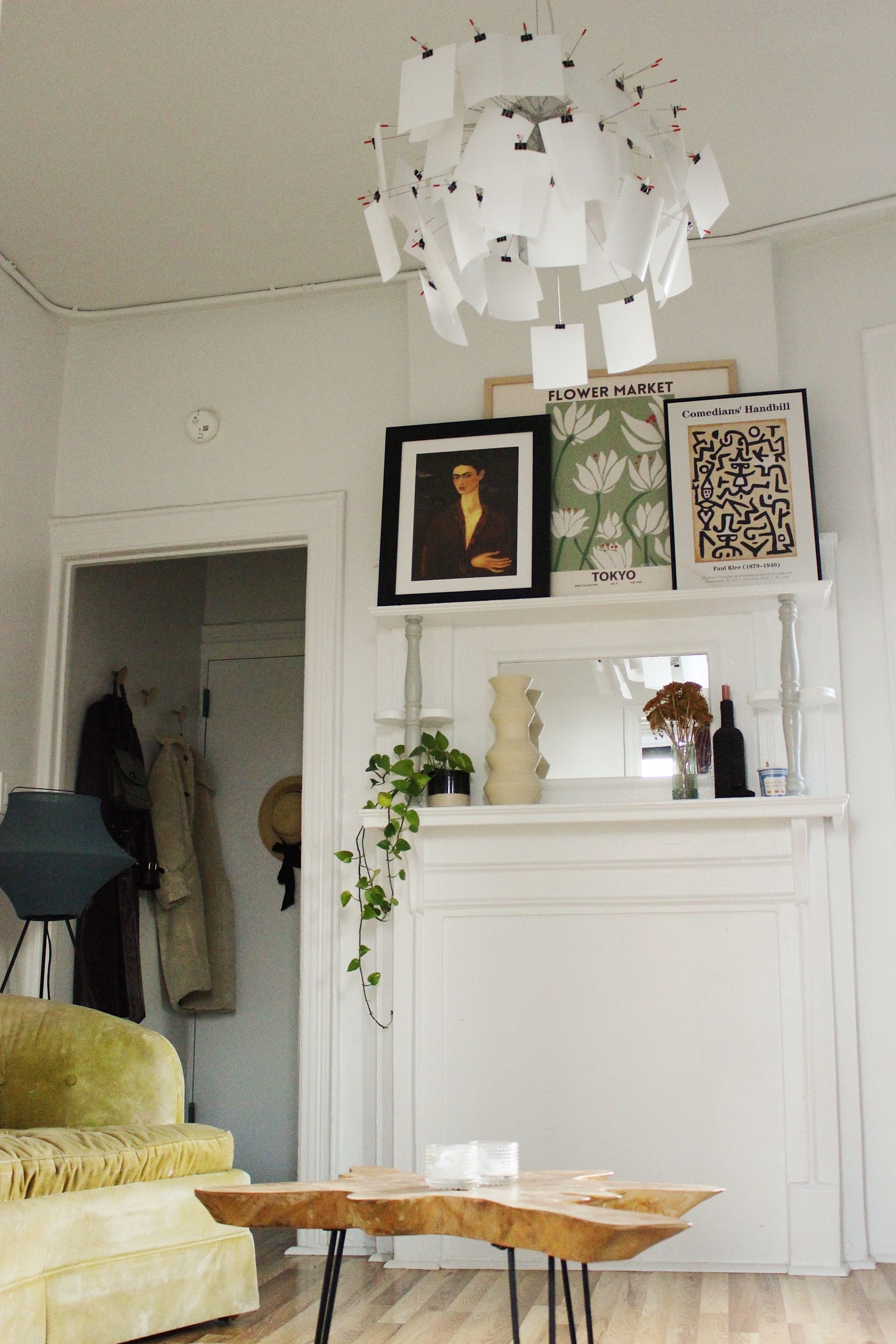 Karya seni dan dekorasi di dinding apartemen Cajayon