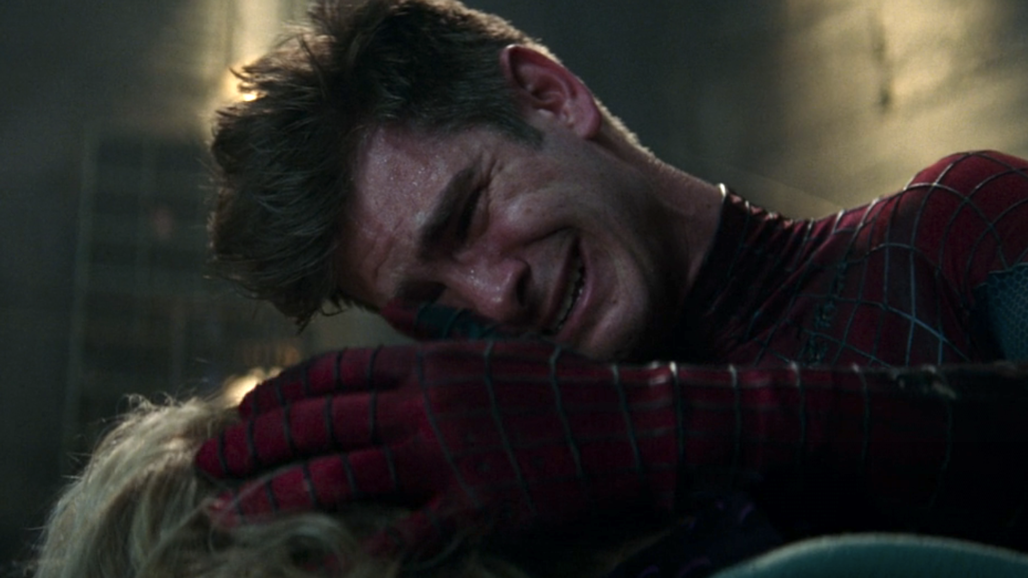Spider-Man crying over a dead Gwen Stacy in The Amazing Spider-Man 2