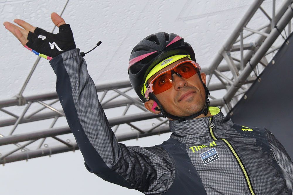 Alberto Contador waves to the crowd