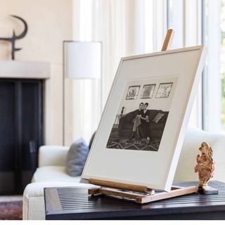 barack obama home marthas vineyard living room with photo frame on table