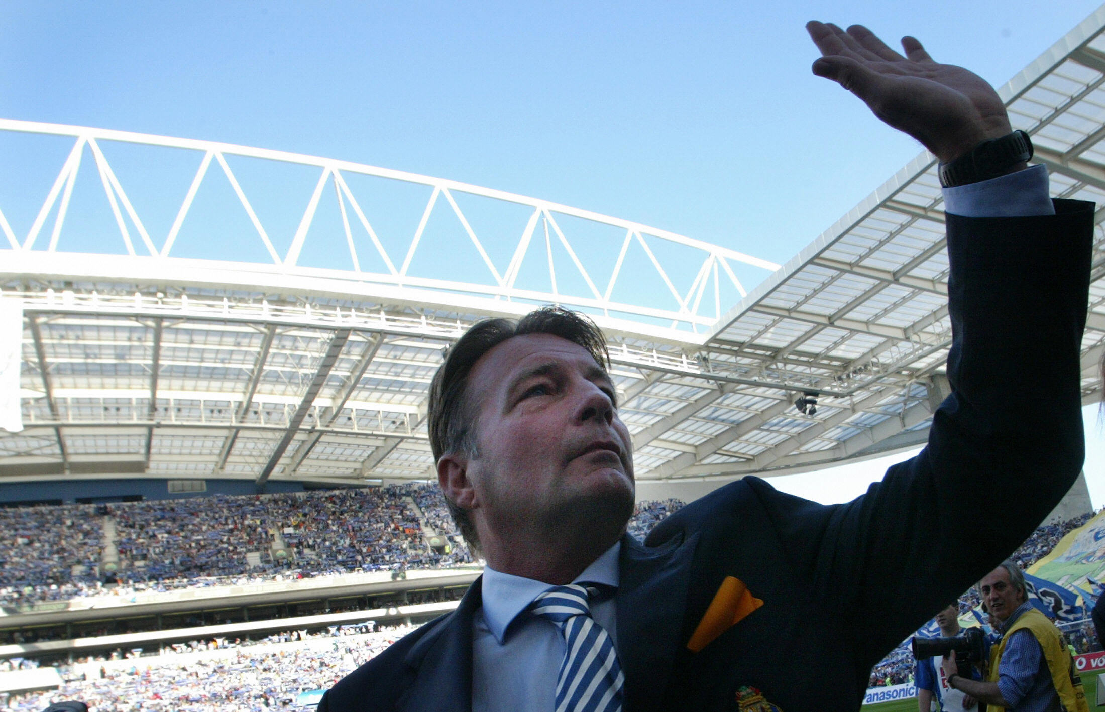 Porto coach Co Adriaanse waves to the fans ahead of a match against Vitoria SC in April 2006.