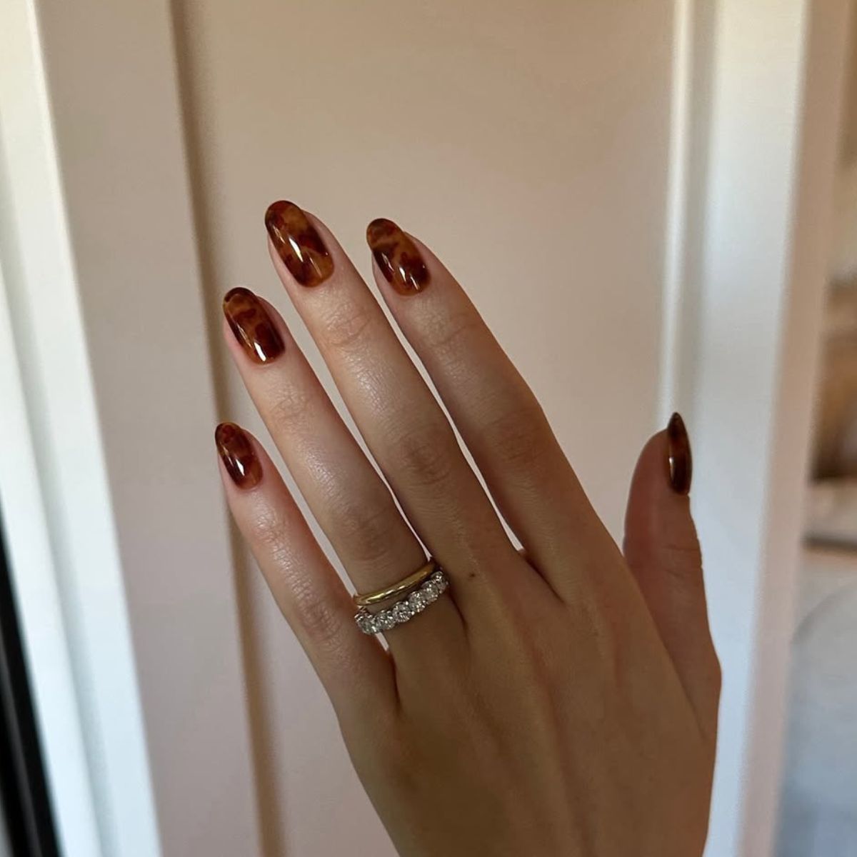 An image showing an autumnal manicure design by @saruhnails