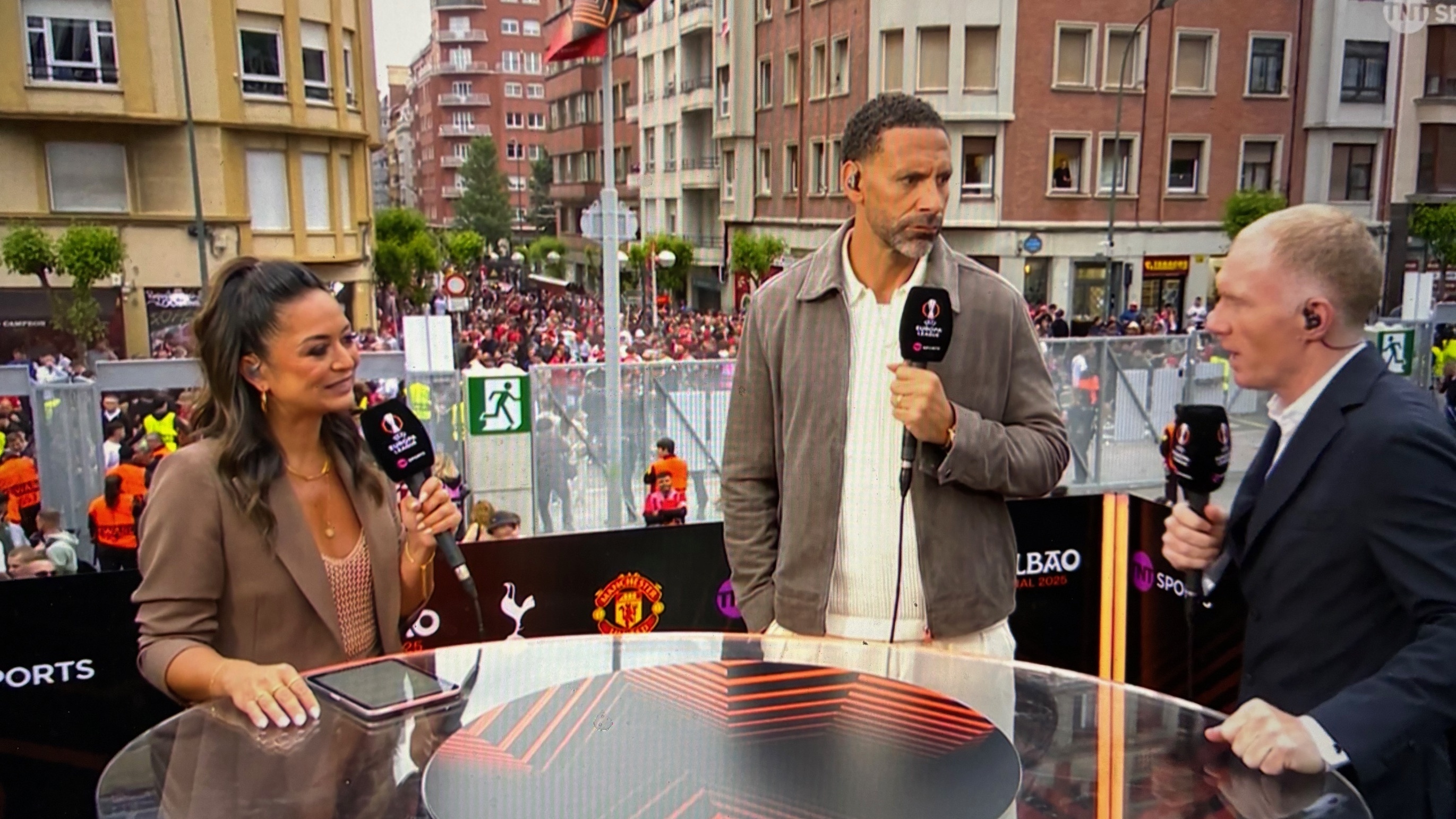 Rio Ferdinand and Paul Scholes chat ahead of Europa League final.
