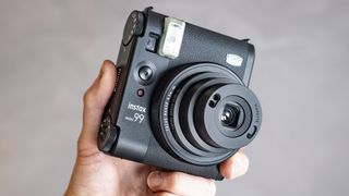 Fujifilm Instax Mini 99 tenu dans la main