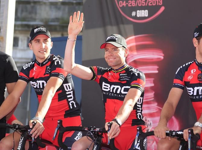 Cadel Evans (BMC) waves to the crowd