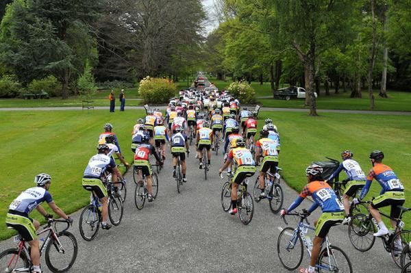 The riders make their way through Queens Park at the start of stage 2.