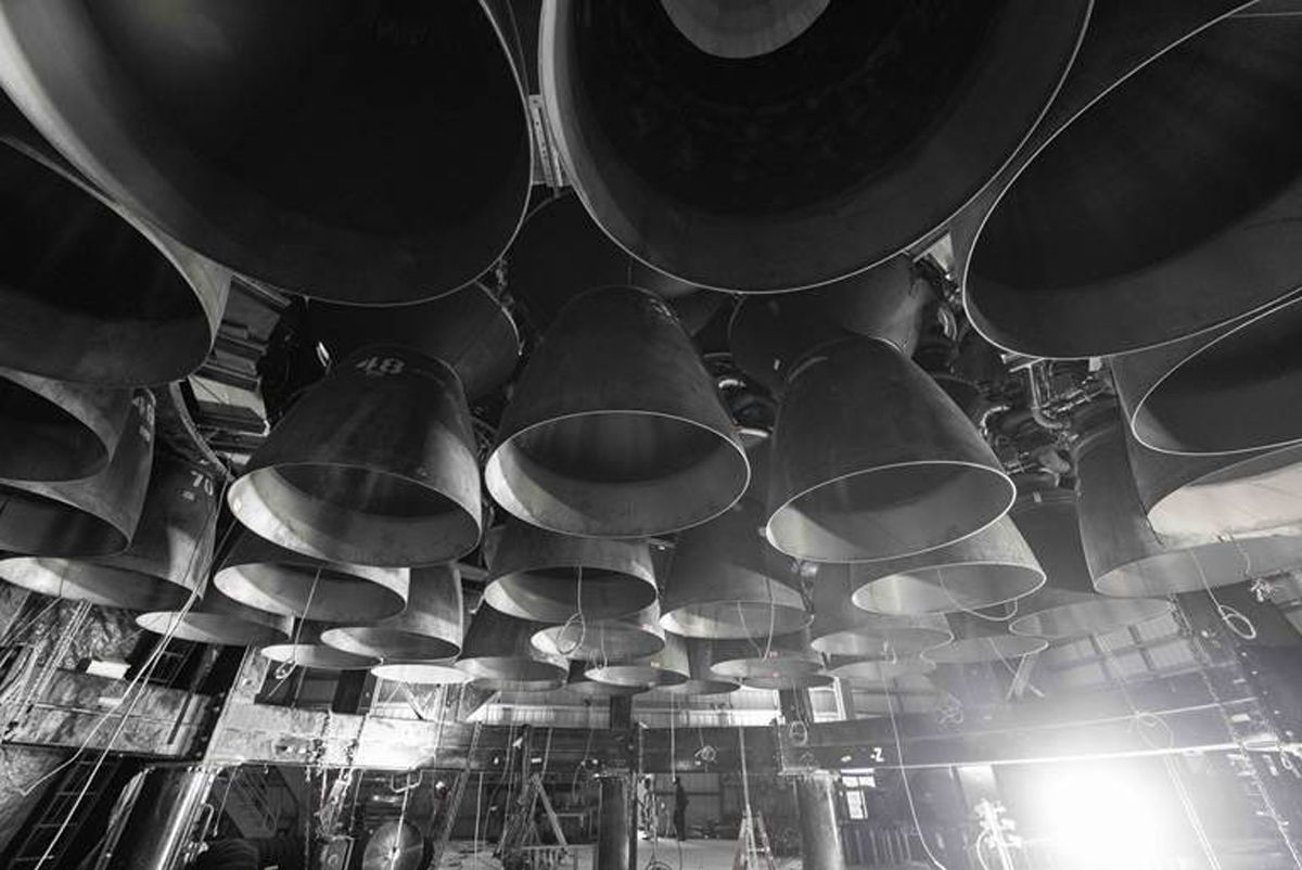 A photo of the 33 Raptor rocket engines on SpaceX's Booster 7 Super Heavy.