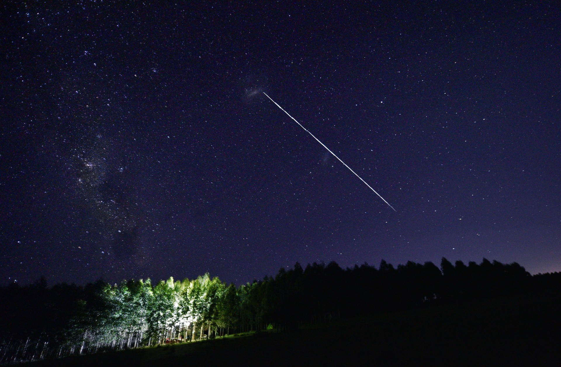 Deze afbeelding met lange belichtingstijd toont een spoor van een groep SpaceX's Starlink-satellieten die overvliegen.