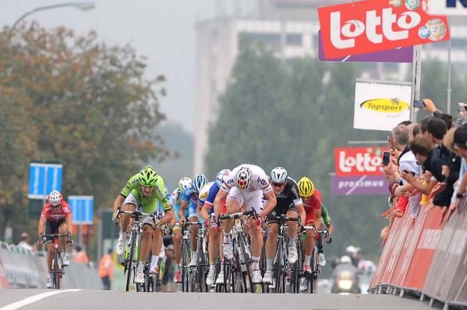 The riders had to contend with a slight rise in the final hundred meters of the race