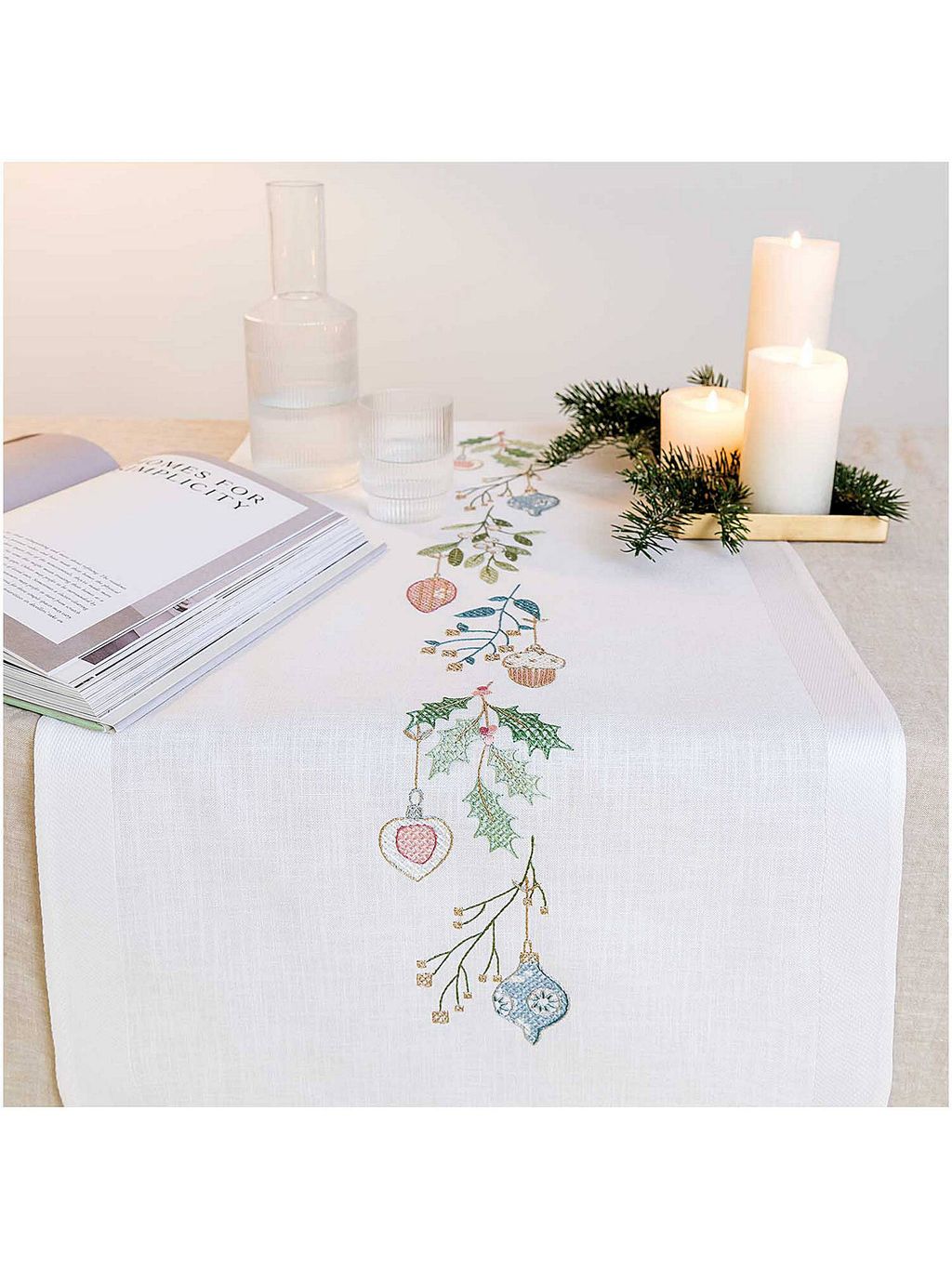 Christmas table runners – Stylish ideas for festive tables | Real Homes