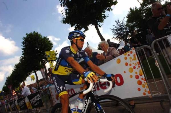 Alberto Contador (Saxo Bank-Tinkoff Bank) rolls to sign on.