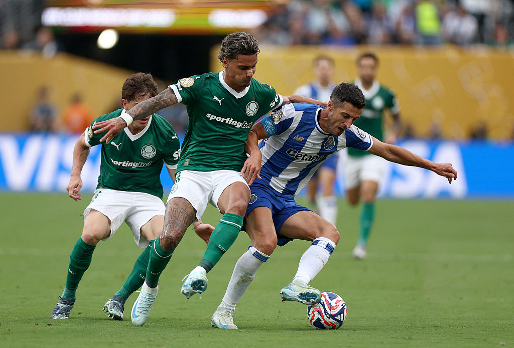 Palmeiras&#039; Colombian midfielder #08 Richard Rios and FC Porto&#039;s Spanish defender #05 Ivan Marcano fight for the ball during the Club World Cup 2025 Group A football match between Brazil&#039;s Palmeiras and Portugal&#039;s FC Porto at the MetLife stadium East Rutherford, New Jersey on June 15, 2025.