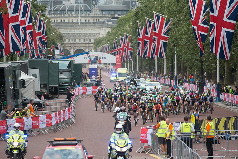 The peloton starts the first proper lap of the Prudential RideLondon Classique
