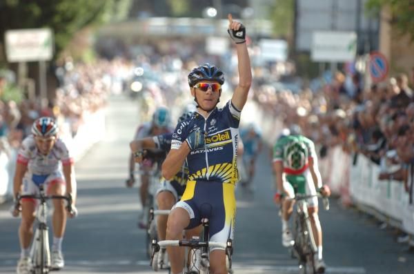 Riccardo Ricc&ograve; (Vacansoleil) takes the win in Peccioli.