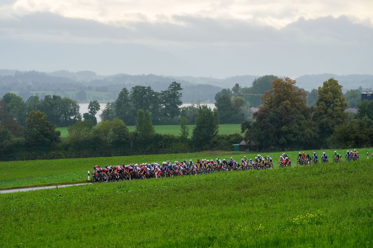 The peloton during the women&#039;s junior road race on Thursday