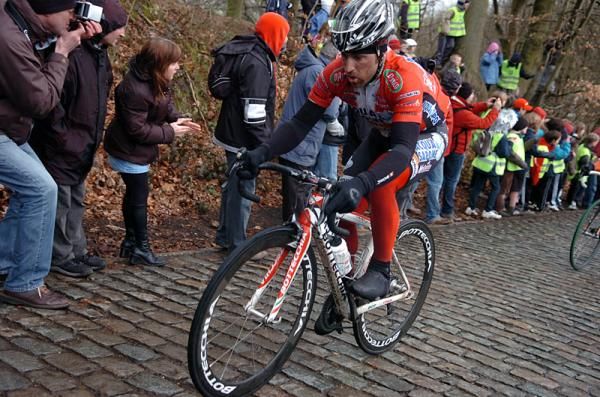 Luca Paolini (Acqua &amp; Sapone) climbs the Kemmelberg.