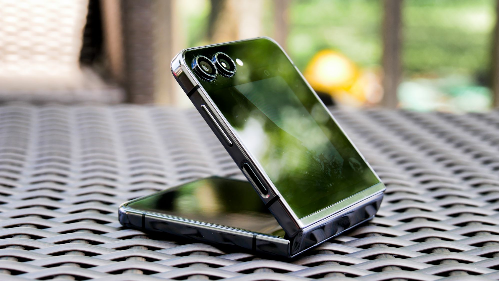 New patent hints that Samsung is working on a foldable handheld gaming ...