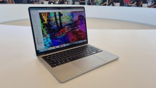 Bilde av nye MacBook Air (M2, 2022), tatt i Apple Park, Cupertino 