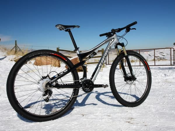 The Specialized Epic Comp Carbon 29 may not be as light as its more expensive carbon brethren but it's far from heavy and it's definitely a ripper.