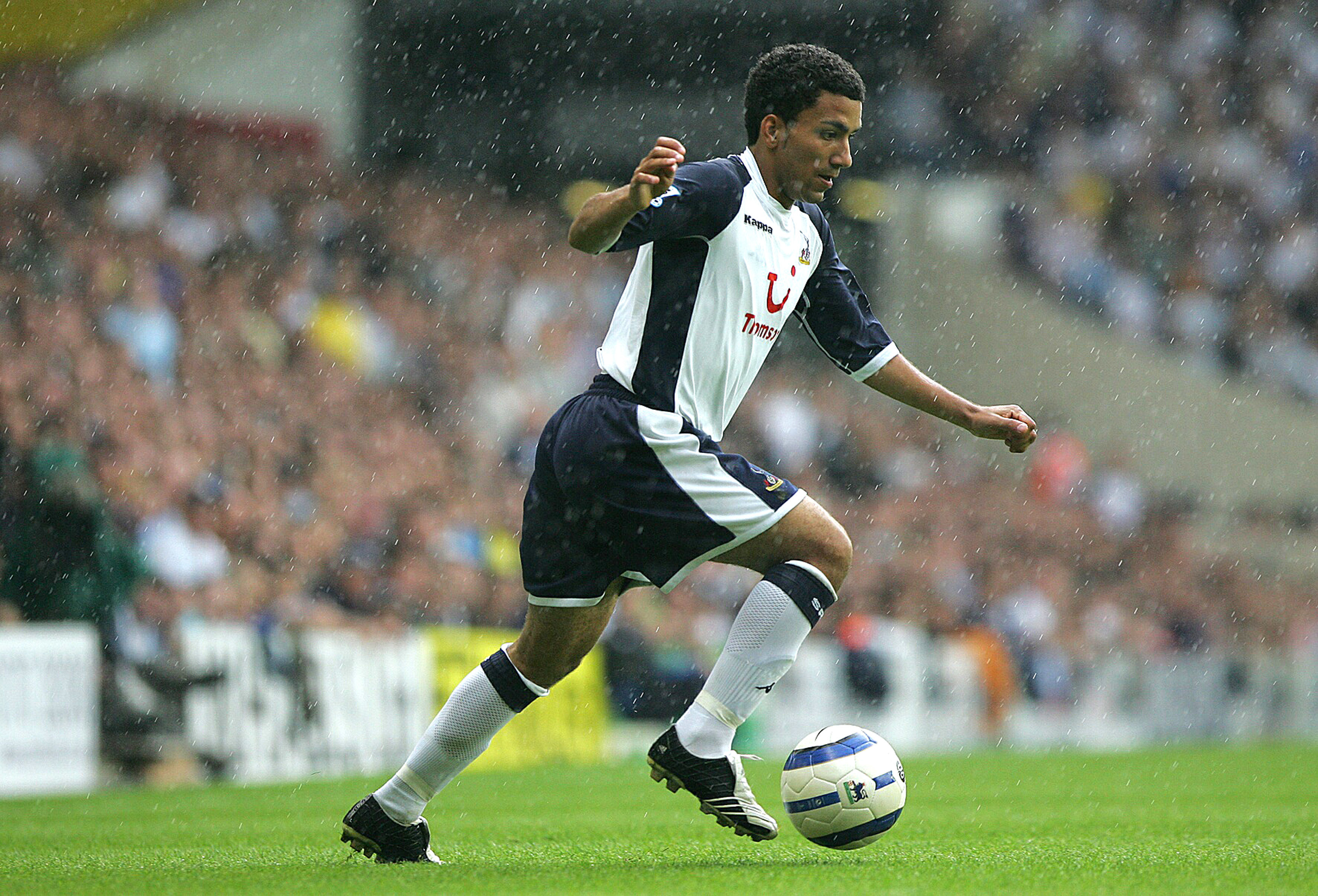 Aaron Lennon on the ball for Tottenham in the 2005/06 season.