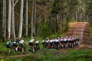 UCI Gravel World Championships 2026 elite women LIVE - Wet gravel and puddles set the tone for the race