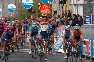 Robbie McEwen (Davitamon-Lotto) wins the stage from Paolo Bettini