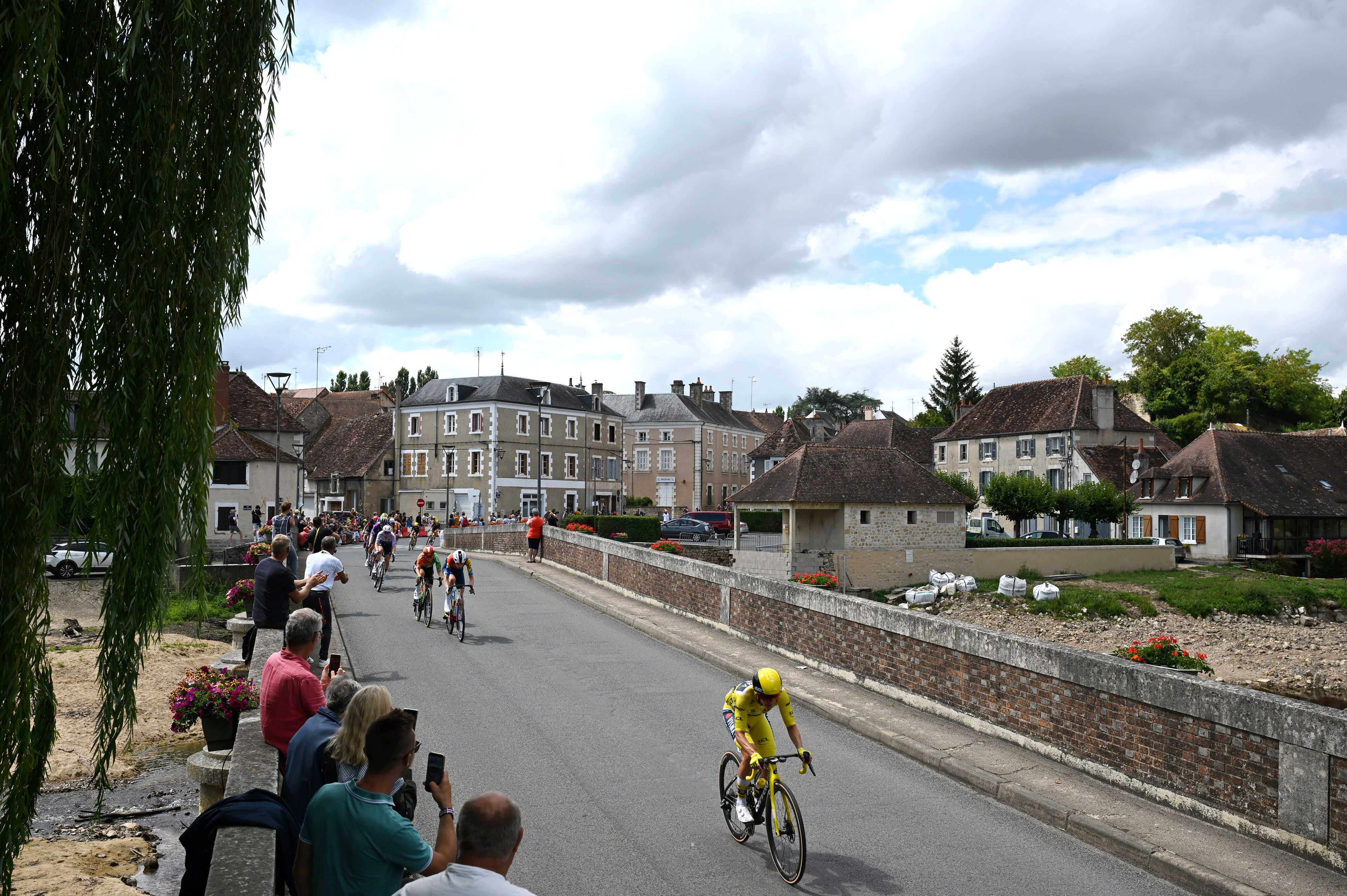 Tour de France Femmes stage 5 LIVE - Five rider break has good gap on peloton