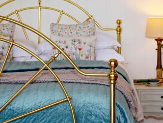 Buying an antique bed from victorian dreams