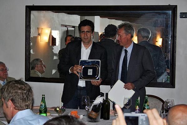 Miguel Indurain also receives a souvenir from Campagnolo.