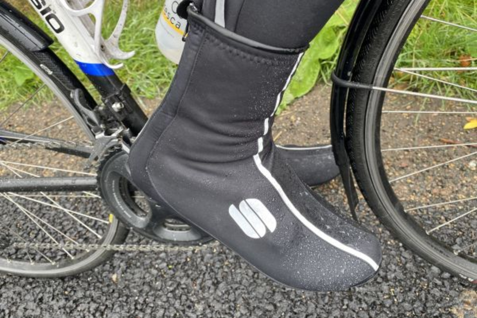 Rider wearing the Sportful WS Reflex 2 Bootie cycling overshoes.