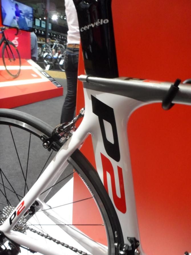 Although it uses standard calipers instead of hydraulic brakes, the Cerv&eacute;lo P2 still gets hyper-aero tube profiles and internal routing