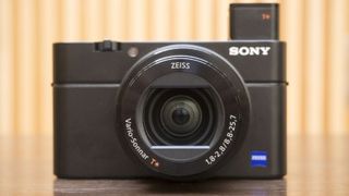 Kameraet Sony RX100 III på en bordplate.