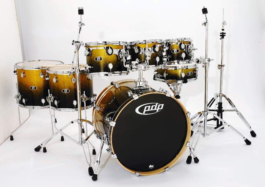 The 22"X18" bass drum&acute;s fat dimensions ensure that it produces a deep, powerful note