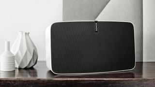 Høyttaleren Sonos Play:5 p åen hylle.