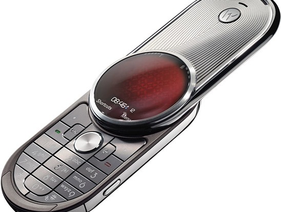 Motorola is bringing back the twist screen