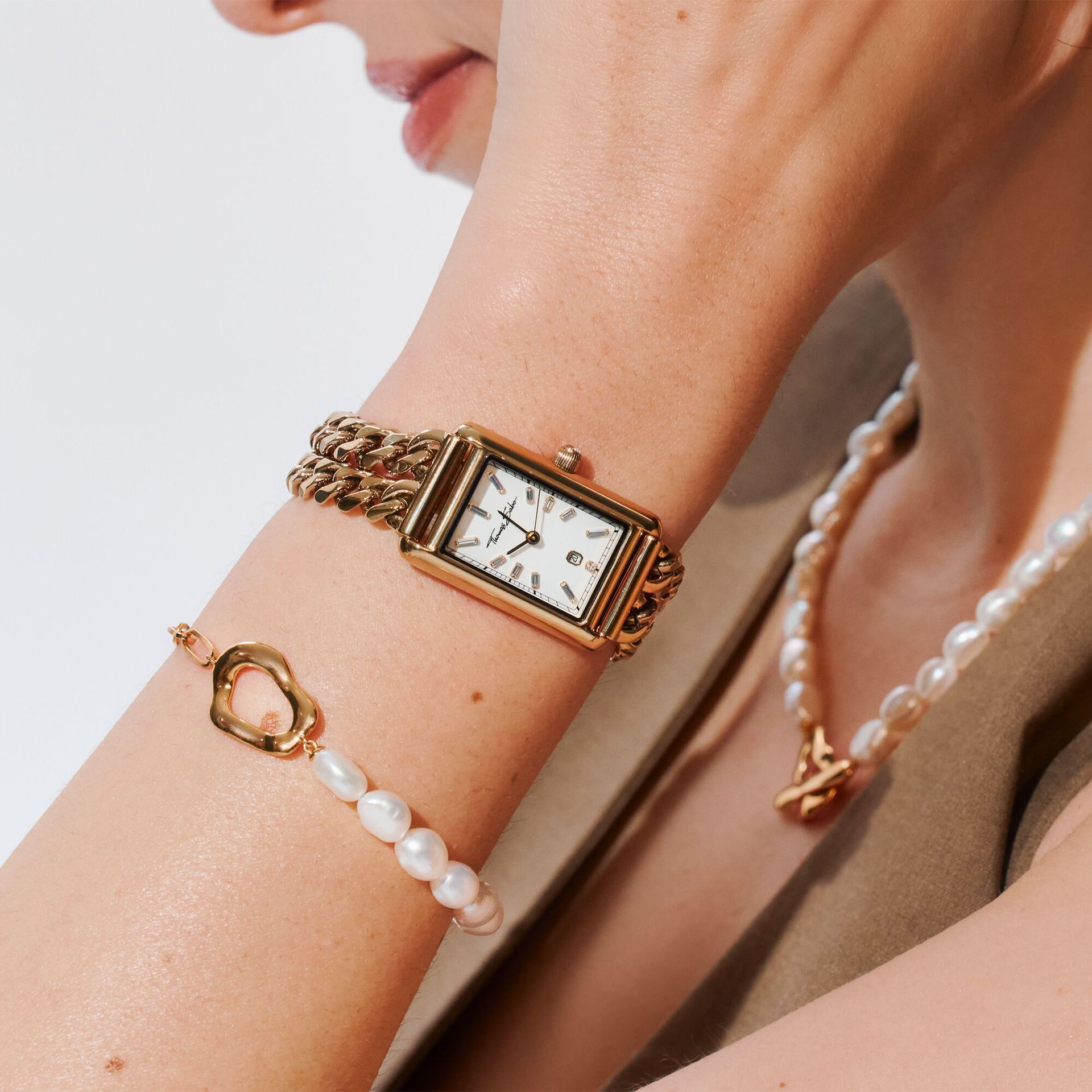Gold-Coloured Ladies' Watch Elegance in a Rectangular Shape