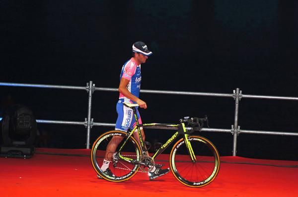 Alessandro Petacchi walks his machine to the team presentation.